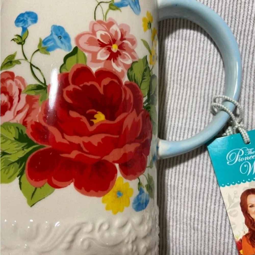 The Pioneer Woman Rose 2.1-quart Pitcher